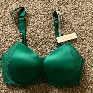Victoria’s Secret bombshell plunge bra
